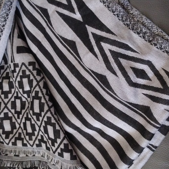 Vince Camuto Scarf - Picture 4 of 5